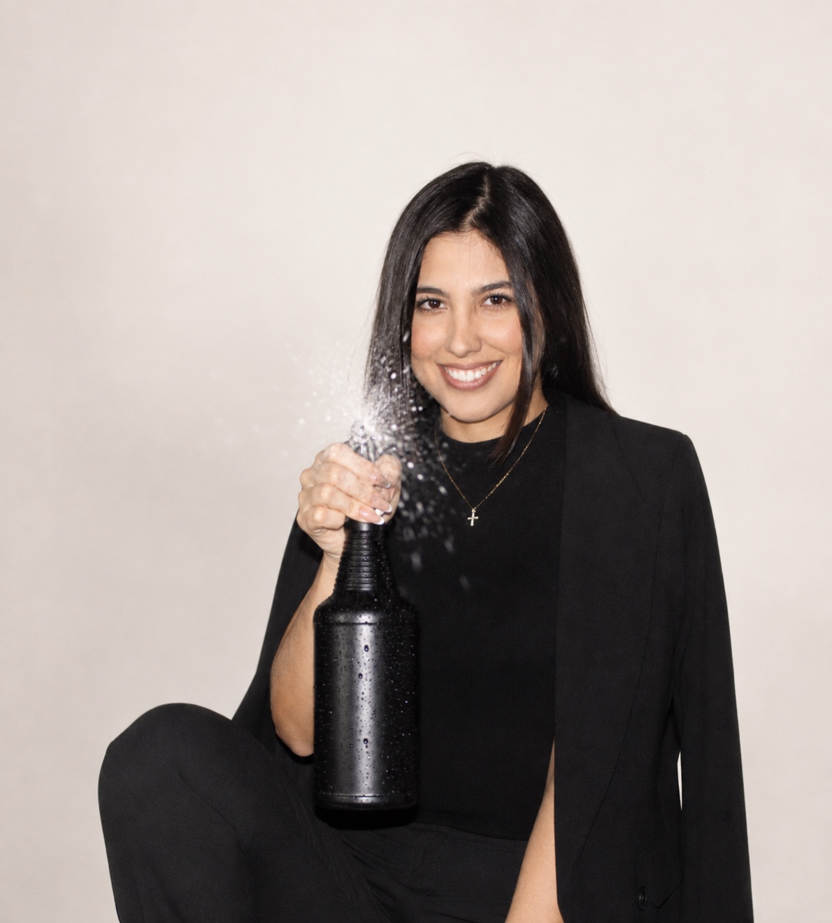 Valentynne, creadora de websites, sosteniendo una botella de limpieza profesional